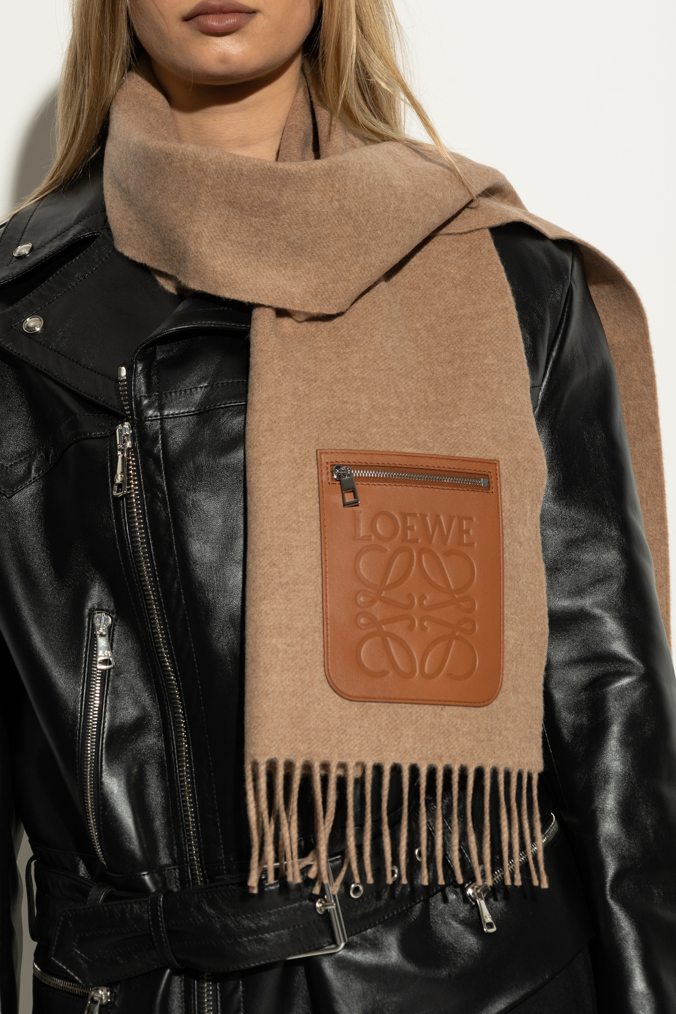 アクセサリーその他 LOEWE WOOL AND CASHMERE SCARF WITH POCKET LOEWE Logo Pocket Wool-Cashmere Scarf | Saks Fifth Avenue